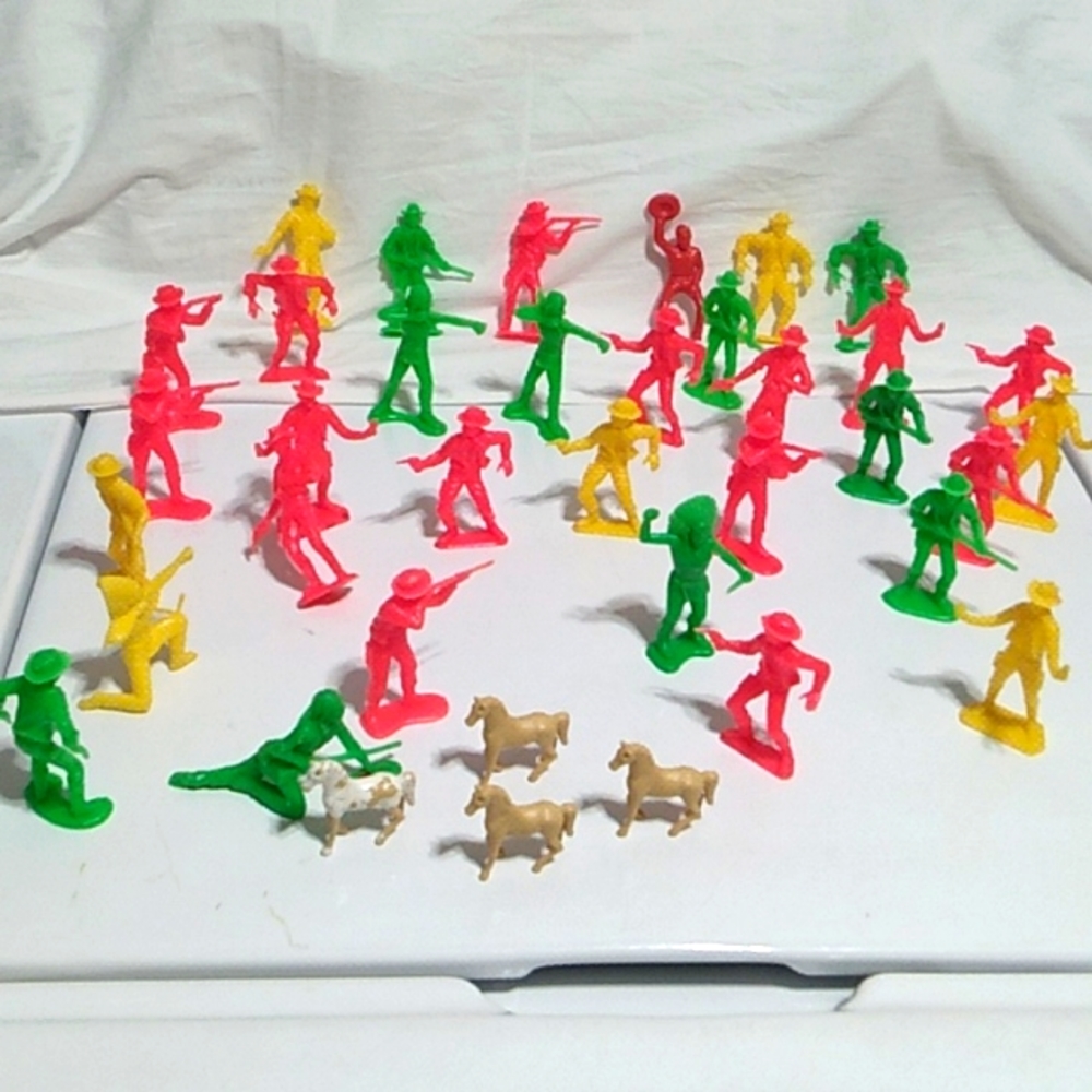 SALE!Vintage 70's 37pc Cowboys Indians & Horses Plastic Bundle Of Action Figures